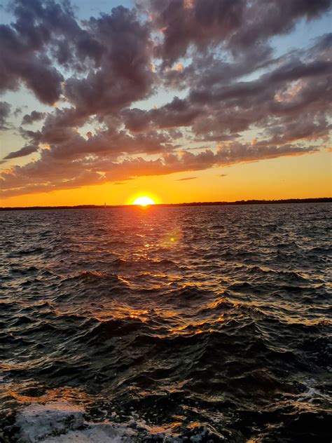 A Summer Sunset on the Bayfront – Erie, Pennsylvania. [OC] [4032×3024 ...
