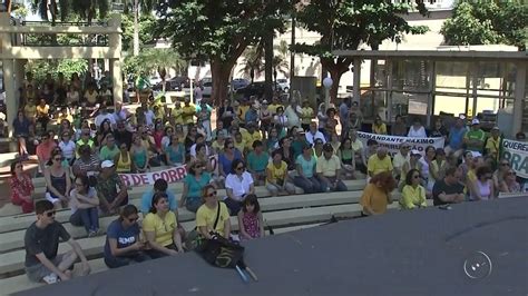 Manifestantes Fazem Protesto Em Apoio Lava Jato Em Cidades Do