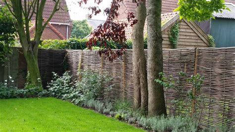 Natuurlijke Tuinafscheiding Met Hazelaarpanelen