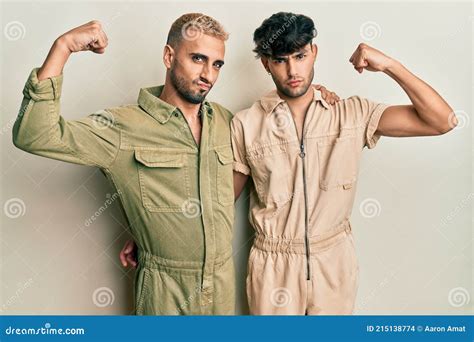 Homosexual Gay Pareja De Pie Juntos Vistiendo Casual Jumpsuit Persona Fuerte Que Muestra El