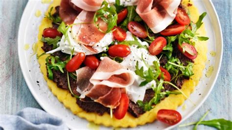 Tarte de polenta à la tapenade buratta jambon cru et roquette facile