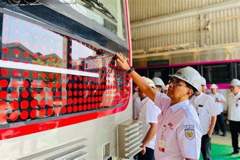 Foto KCI Evaluasi Prototipe KRL Baru INKA Sebelum Diproduksi Intip