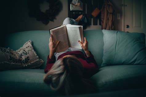 Kenali Beragam Manfaat Membaca Buku Bagi Kesehatan Mental