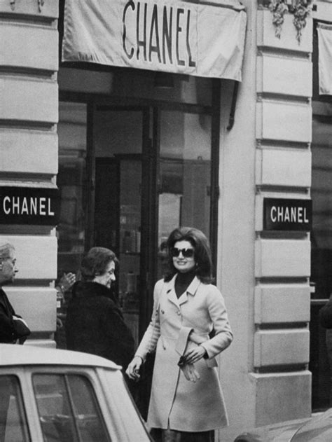 Jackie Kennedy Onassiss Best Globe Trotting Style Moments In Honor Of