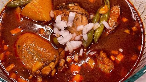 Cómo Preparar Un Rico Caldo De Pollo Rojo Con Verduras La Cocina De Sol