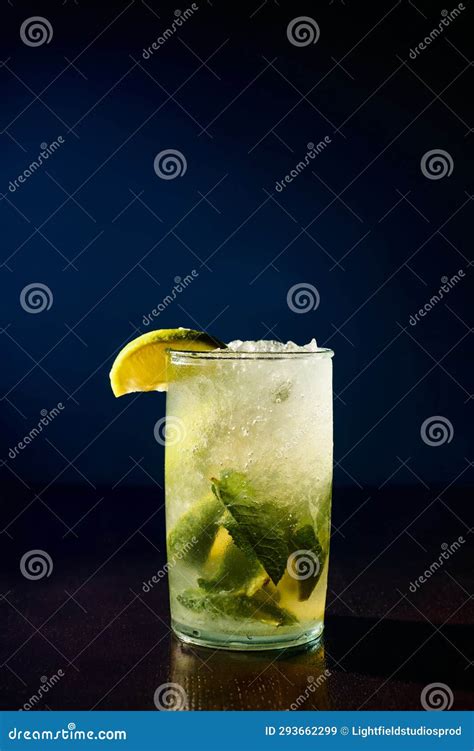 Vaso De Mojito Fresco Adornado Con Imagen De Archivo Imagen De Hielo