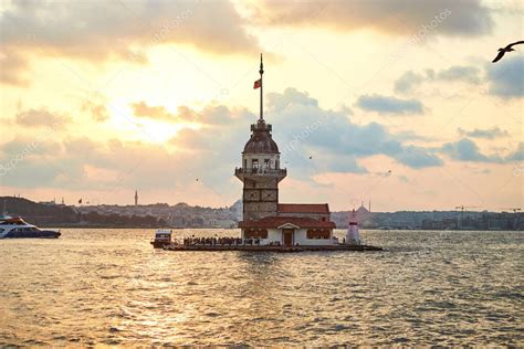 Puesta de sol ardiente sobre el Bósforo con la famosa Torre de la