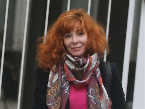 Mylène Farmer sans maquillage : les photos et l'histoire de la star ...