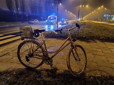 Wjecha Rowerem Na Przej Cie Dla Pieszych Zosta Potr Cony Przez Auto