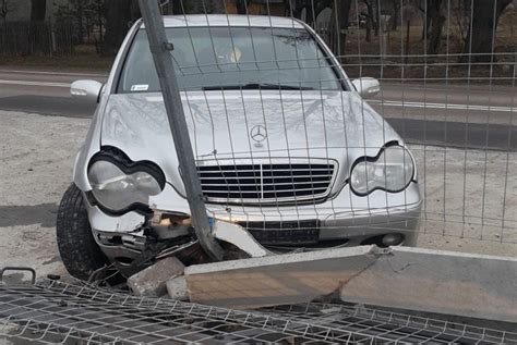 Czy Ew Pijany Kierowca Ucieka Przed Policj Rozbi Mercedesa