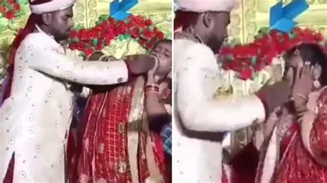 Bride Did Not Eat Sweets Groom Slapped Her Fight On The Stage Viral Video दुल्हन ने नहीं खाई