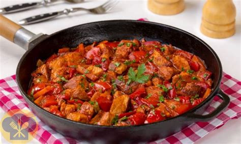 Свинина тушенная в томатном соусе с овощами - Секрет Вкуса