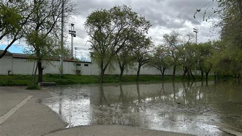 El Agua Entra En El Parque De Zuera Y Se Proh Be El Paso A La Zona