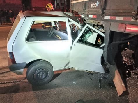 Jovem Morre Após Carro Entrar Debaixo De Caminhão Estacionado Em Braço Do Norte