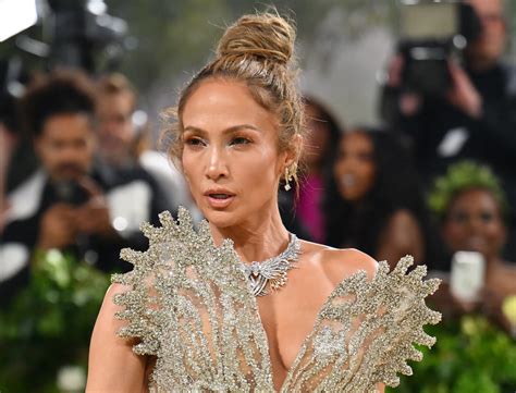 Intip Penampilan Glamor Jennifer Lopez Di Met Gala 2024 CekFaktaKebenaran