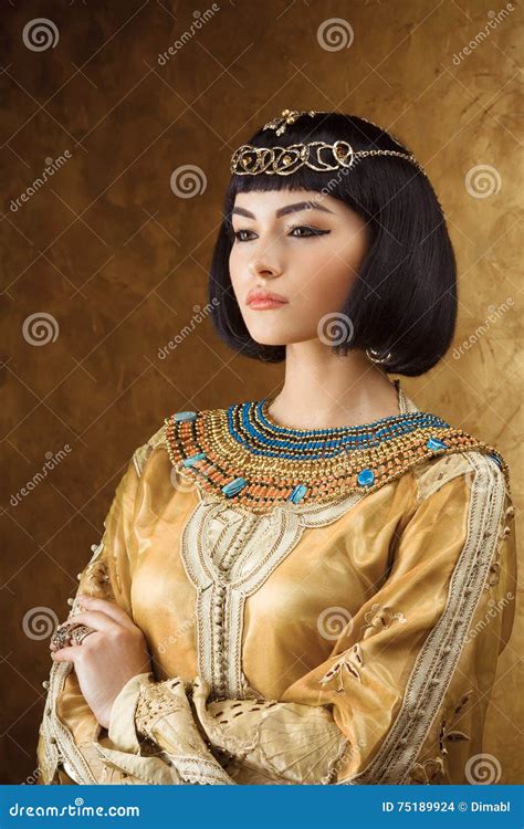 Красивая египетская женщина любит Cleopatra на золотой предпосылке ...