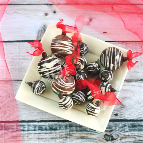 Homemade chocolate Christmas ornaments · Italianchips