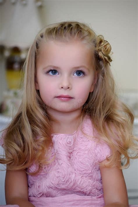 Portrait D Une Petite Fille Blonde Image Stock Image Du Blonde Mode