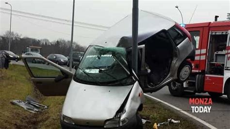 Roncello Minorenne Si Schianta Con L Auto Contro Un Palo Monzatoday