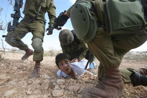 L armée israélienne s en prend régulièrement aux enfants selon des