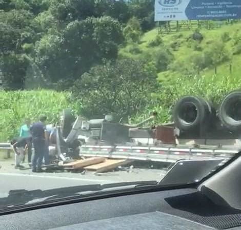 Caminhão tomba na Fernão Dias em Mairiporã SP Portal Rodonews GVR