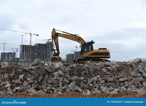 Excavator With Crusher Bucket For Crushing Concrete Construction Waste