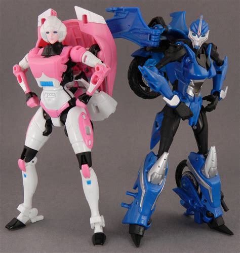 Tfws Generations Arcee In Hand Gallery Transformers News Tfw2005