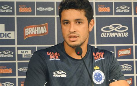 Zagueiro Léo Deve Ser Mantido Na Lateral Direita Contra O São Paulo