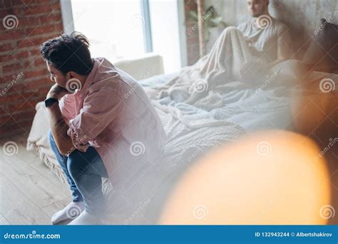 Giovani Coppie Gay Nel Litigio A Casa Concetto Di Lgbt Fotografia Stock Immagine Di