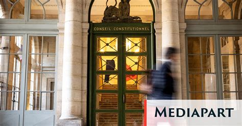 Le Conseil Constitutionnel Censure Largement La Loi Immigration Mediapart