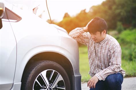 Jeune Homme Stress Ayant Des Probl Mes Avec Sa Voiture Cass E Par Le