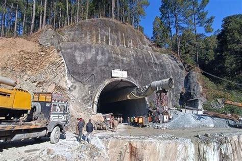 Uttarkashi Tunnel Collapse सुरंग में फंसी जिंदगियों के बाहर निकलने पर