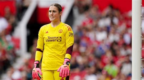 Mary Earps transfer: Manchester United and England goalkeeper to join ...