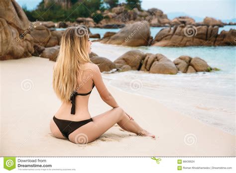 La Bella Giovane Donna Bionda In Bikini Nero Che Posa Sulla Spiaggia Nel Bottino Di Tornitura