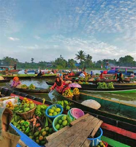 Floating market in Martapura river, Banjarmasin, South Kalimantan ...