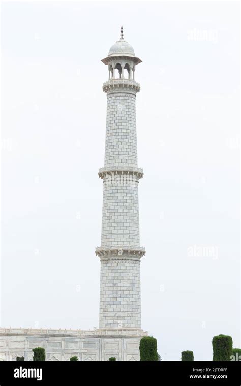 El Minarete del mausoleo del Taj Mahal los pilares de mármol blanco