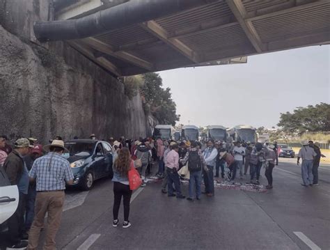 Bloquea Ceteg La Autopista En Cuernavaca Y Retiene Camiones En Su