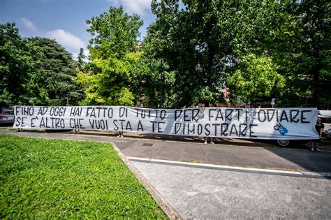 Striscione Dei Tifosi Dell Inter A Cuadrado Gli Dicono Cosa Deve Fare