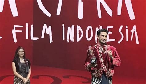 Penampilan Memesona Reza Rahadian Dibalut Beskap Merah Bawa Pulang