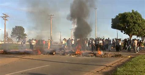 G1 Moradores de Brazlândia DF fazem protesto e fecham duas rodovias