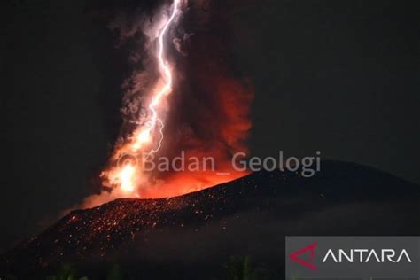 Gunung Ibu Erupsi Lagi Muntahkan Abu Vulkanik Dan Lava Pijar Disertai