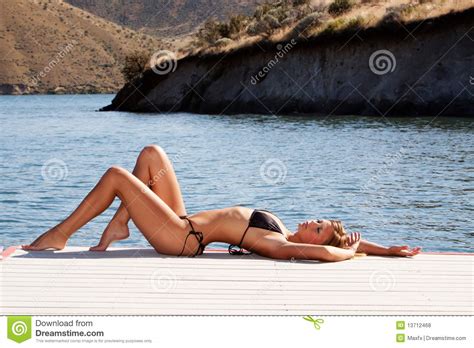 Reizvolle Frau Im Bikini Stockfoto Bild Von Jahreszeit