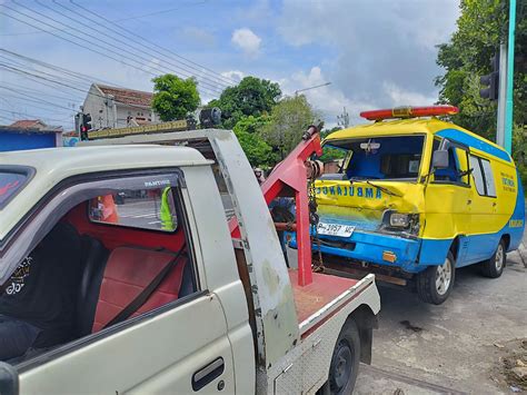 Bawa Pasien Darurat Ambulans Seruduk Pikap Radar Banyuwangi