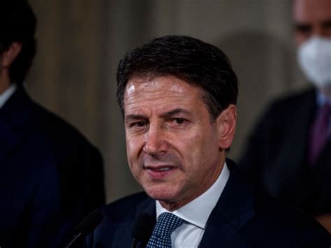 Giuseppe Conte Aggredito Da Un No Vax In Piazza A Massa Carrara