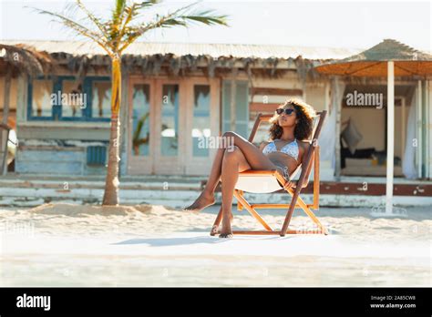 Tomando el sol en bikini fotografías e imágenes de alta resolución Alamy