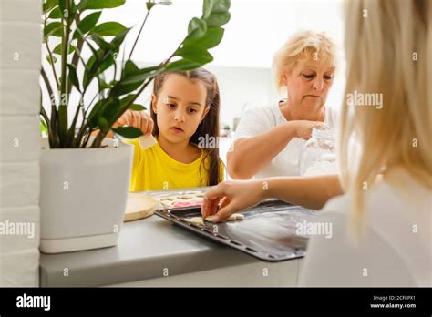 Petite Fille Apprendre Rouler La P Te Et Faire P Tisserie Maison Ou