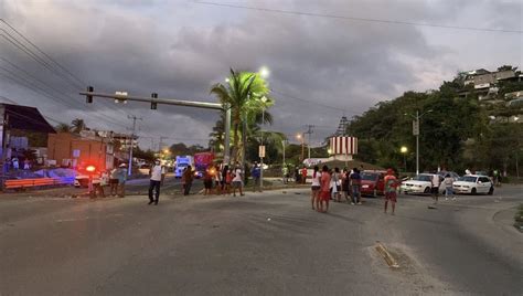 Bloquean la carretera Acapulco México en Paso Limonero por la