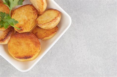 Rebanadas De Patatas Fritas En Un Plato Blanco Foto Gratis