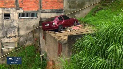 Vídeo Chuva causa estragos em SP e cidades ficam em estado de atenção