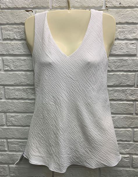 Blusa Regata em Crepe Duna Alça Larga e Decote V Lu Modas